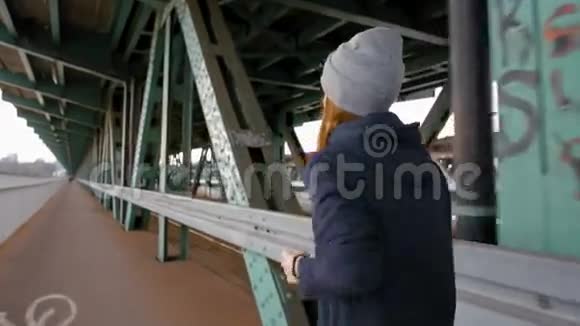 城市工业桥上慢跑女青年的慢行视频的预览图
