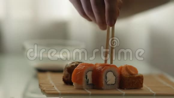 在日本餐馆吃午饭吃寿司的人视频的预览图