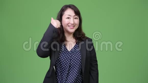成熟美丽的亚洲女商人竖起大拇指视频的预览图