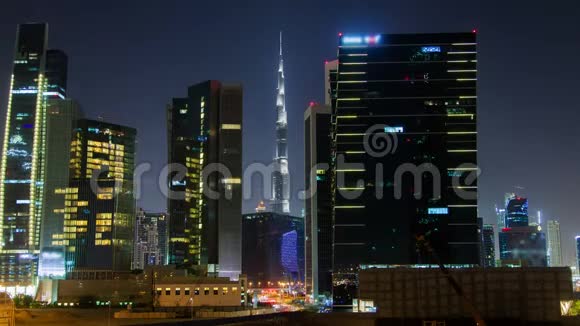 迪拜市中心摩天大楼商务舱夜宵视频的预览图