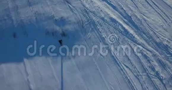 乌克兰喀尔巴阡山雪山滑雪场滑雪的一个美丽的空中镜头视频的预览图
