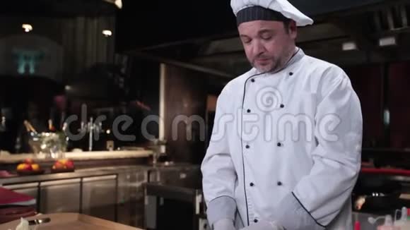 餐厅厨师将美味的寿司肉卷放在盘子里视频的预览图