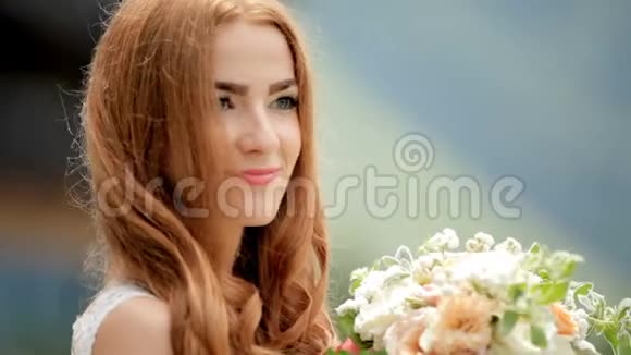 戴着一束鲜花的红发新娘快乐视频的预览图