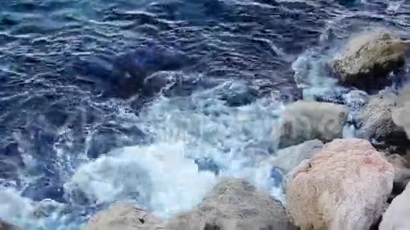 摩纳哥蓝海海潮石景观视频的预览图