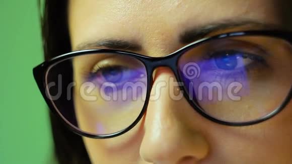 笔记本电脑在眼镜上的反射和眩光视频的预览图
