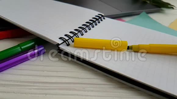 笔记本在桌面上刮笔手工工作场所视频的预览图