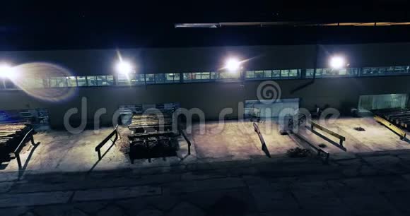夜间锯木厂的鸟瞰照明庭院锯木厂夜间视频的预览图