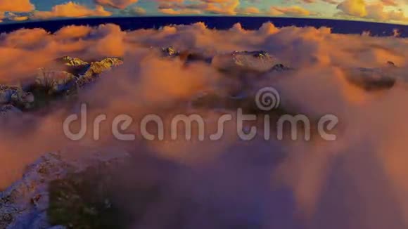 在云层和雪山的上空盘旋视频的预览图