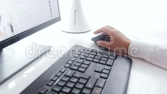 用电脑鼠标和滚动网页特写女性手4k视频视频的预览图