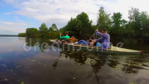 男女青年划艇活动休息慢动作视频的预览图