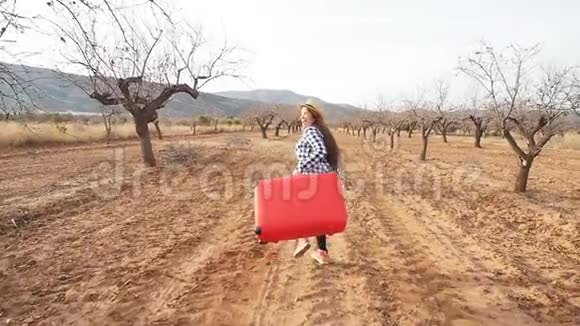 村里快乐的年轻旅行者女人农业旅游视频的预览图