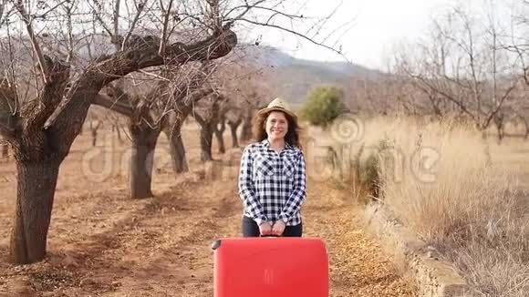 村里快乐的年轻旅行者女人农业旅游视频的预览图