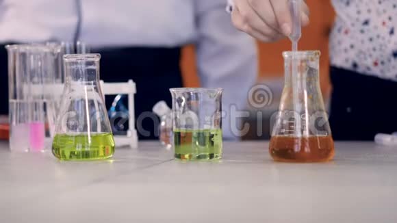 两位年轻的科学家进行化学实验视频的预览图