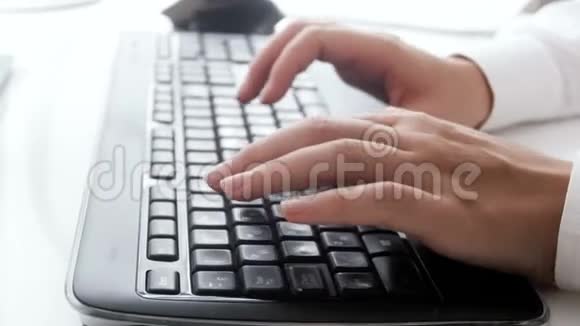 电脑键盘上的女商人打字信息特写4k盘镜头视频的预览图