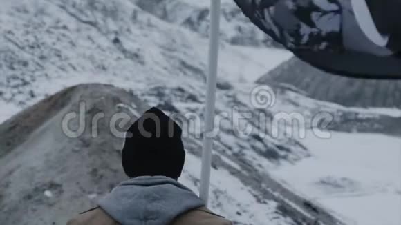举旗人爬山录像在山上徒步旅行山顶登山者视频的预览图