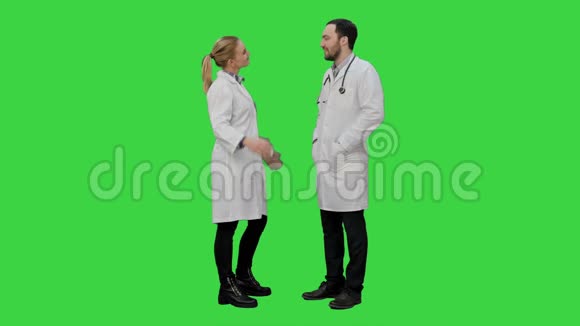 医生的朋友给对方五个拇指在一个绿色屏幕铬键视频的预览图