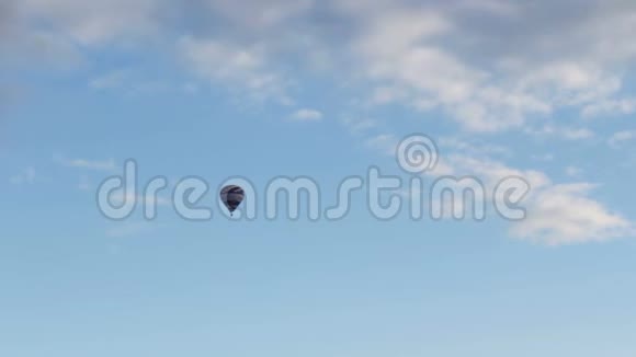 热气球飞在蓝天上视频的预览图