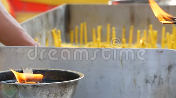人们点燃幸运的香味魔杖在火上点燃蜡烛佛教视频的预览图