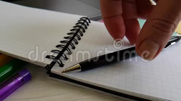 笔记本擦笔在桌面上的工作手视频的预览图