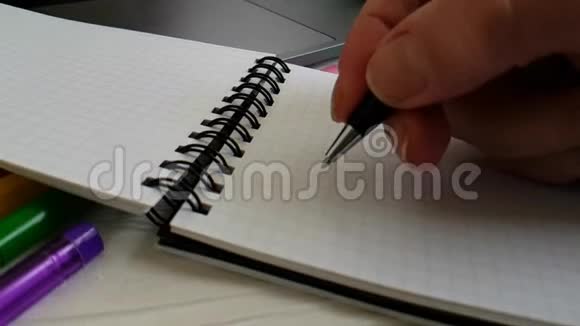 笔记本刮笔在桌面上工作手画视频的预览图