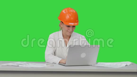女总工程师庆祝项目的成功完成微笑在绿色屏幕铬键视频的预览图