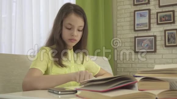 十几岁的女孩在做家庭作业时使用智能手机股票录像视频的预览图