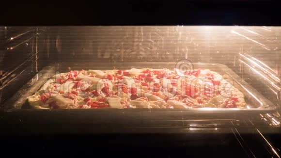 比萨饼在厨房的烤箱里烤特写视频的预览图