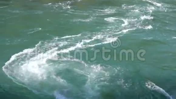 小漩涡在流动的绿色河流中视频的预览图