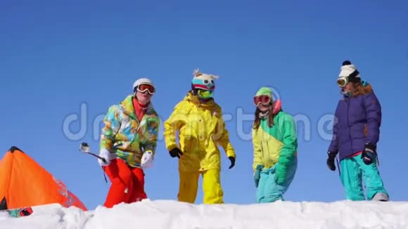 自拍短信冬季滑雪滑雪雪度假户外活动落基山度假村慢动作视频的预览图