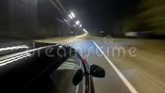 在夜间高速公路上行驶的汽车顶部的漂移视频的预览图