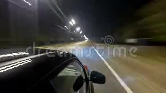 在夜间高速公路上行驶的汽车顶部的漂移视频的预览图