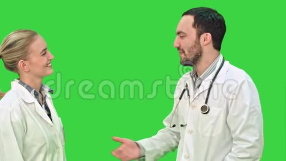 年轻的医生给对方五个并在绿色屏幕上微笑铬键视频的预览图
