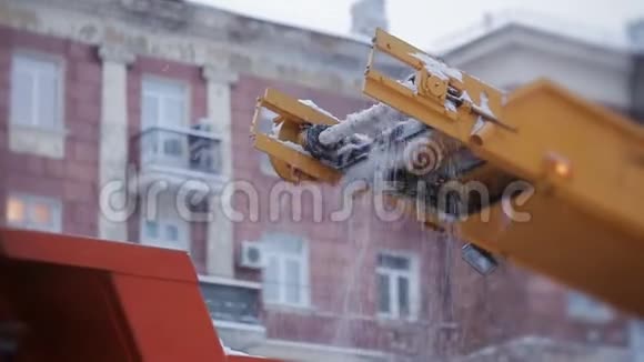 市政除雪机将雪装入自卸汽车视频的预览图