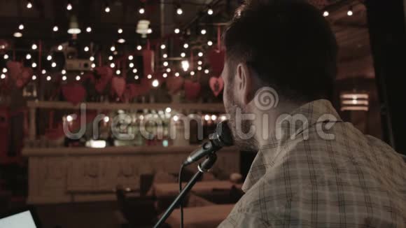 一个被遗忘的音乐家为空餐厅唱歌视频的预览图