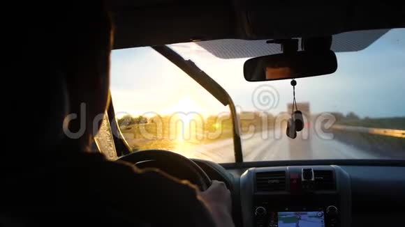 家庭旅行一家人在公路上坐车去夜路日落视频的预览图