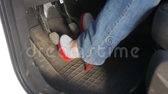 女性在驾驶汽车时穿高跟鞋踩踏板的慢动作镜头不可接受和不舒服视频的预览图