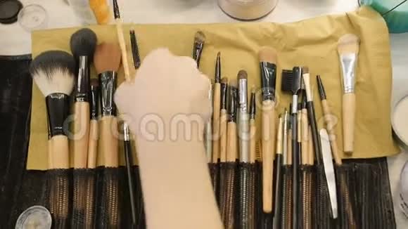 化妆师从专业的画笔套装中取出画笔美容化妆和时尚概念视频的预览图