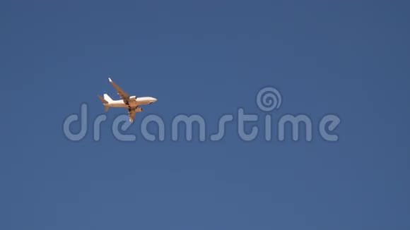 大型商用客机飞机着陆或起飞蓝天上的剪影视频的预览图