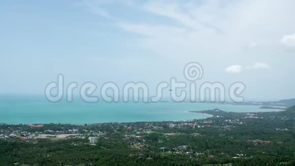 热带岛屿上空的无人机飞行泰国苏梅岛视频的预览图