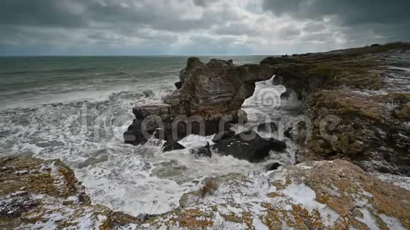 黑海沿岸暴风雨的早晨视频的预览图
