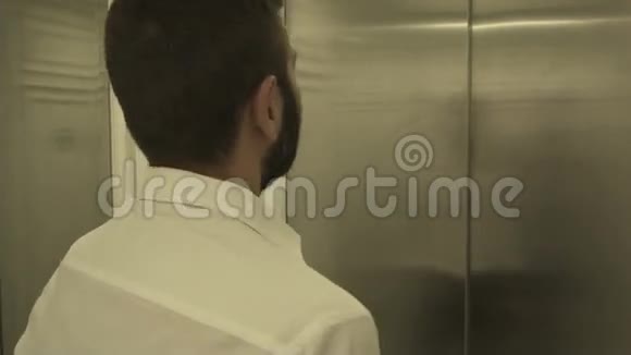 两个有创意的商人在电梯里打招呼笑了视频的预览图