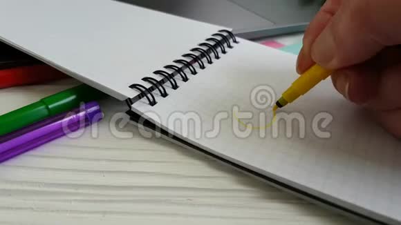 笔记本笔在桌面上划笔视频的预览图