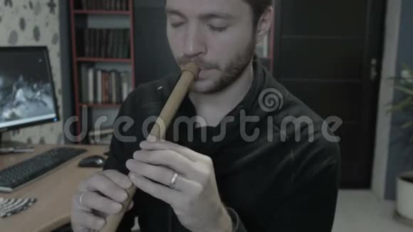 吹笛的男流感音乐家视频的预览图