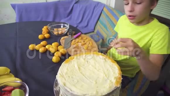 母亲和儿子一起在家厨房做蛋糕视频的预览图