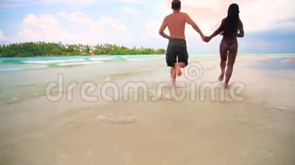 年轻夫妇在沙滩上冲浪视频的预览图