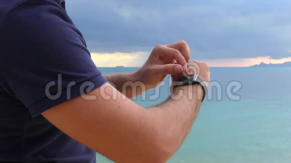 一个男人用智能手表手在海底用智能手表视频的预览图