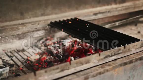 近距离观看烧烤架中燃烧的木炭和火焰浅的景深视频的预览图