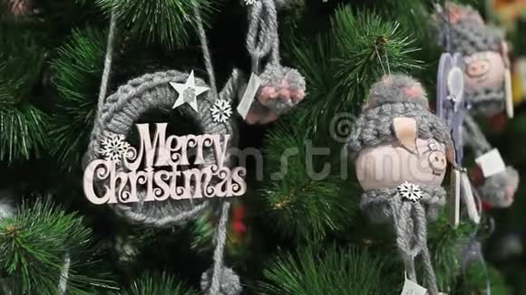 圣诞树上的圣诞软玩具猪年视频的预览图