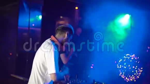 男子DJ舞蹈与迪斯科风格背景4K演奏记录视频的预览图