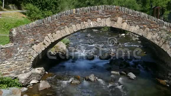 一座罗马风格的小石桥的正面景色视频的预览图